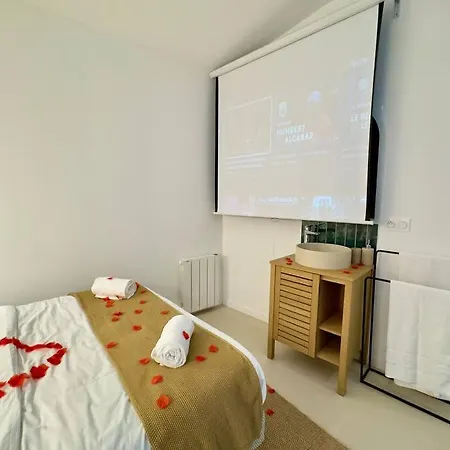 Romantique - Cinema - Netflix - St Roch דירה אמיינס